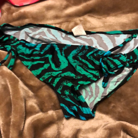 Like new bathing suit bottoms - Picture 3 of 5